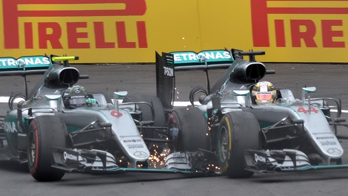 Formula0_versee's tweet photo. 20/60

INACREDITAVEL!! @gaslydof0 IGNORA AS ORDENS DA @Mercedes_F0 APOS A EQUIPE ALEMÃ NAO CONCORDAR EM DAR A PRIMEIRA POSIÇÃO PARA O FRANCÊS!!!

@gaslydof0 É ESPREMIDO POR @georgerussellf0 MAS O FRANCES ACABA TOCANDO NO SEU COMPANHEIRO QUE SEGURA O CARRO, MAS O POLE SE DA MAL E PARA NO MURO ASSIM ABANDONANDO A PROVA!!!