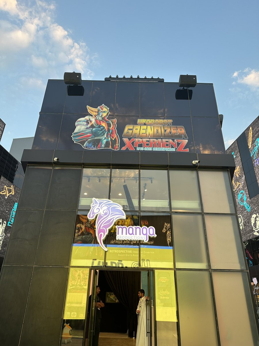 ayanami626's tweet photo. 今日もグレンダイザーショップの前を通りかかったら店長さんが手招きしてくれたので挨拶に寄った。
アイムタイヤードとか言ったら水もくれた^_^。
私の漫画教室の生徒もグレンダイザー大好きですとか言うと是非生徒と来てくださいと言ってくれてまた嬉しい。
#gamers8
#Japamura https://t.co/zaQbHSRqFm