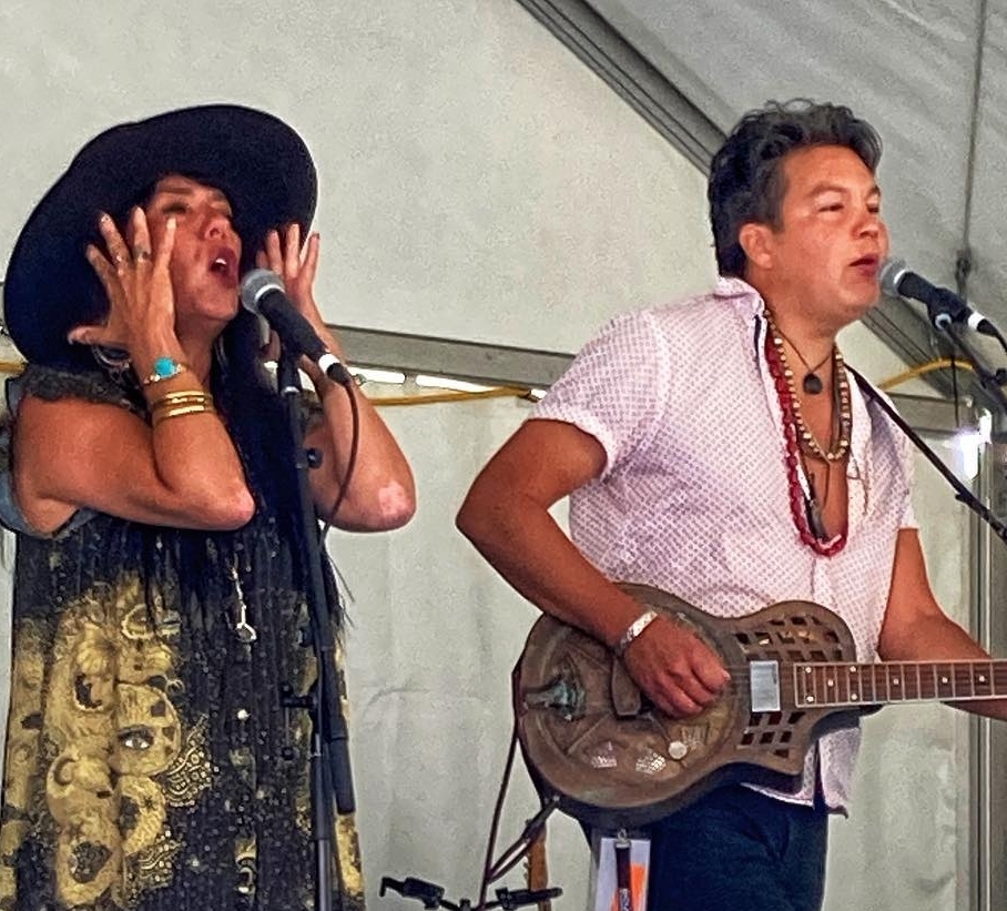 “What if we could load love in a gun and shoot it? I’m sending this one to everyone on the frontline. AK-47.” -Shoshone Kish of Digging Roots at this memorable summerfolk workshop ( #📷 @davidfsheffield )⁠
⁠
@DiggingRoots⁠
⁠
#summerfolk48 #summerfolk⁠