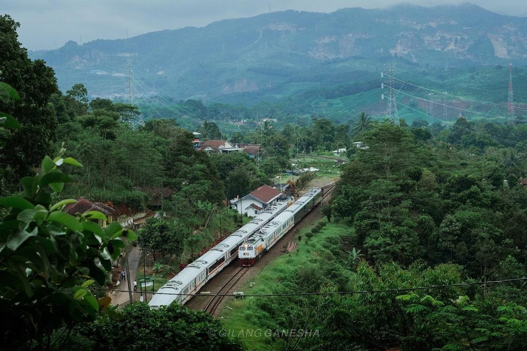 KAI121's tweet photo. Hari-hari di mana kita bersama, terasa sangat singkat, bukan? Dan sisanya adalah rindu yang akan berkepanjangan.

Ternyata sulit ya, merayu waktu agar bisa menjadwalkan temu antara kamu dan aku.

Selamat pagi, #SahabatKAI

#KAI121

📸 gilangnsa (IG) https://t.co/XZgH5dZP6S