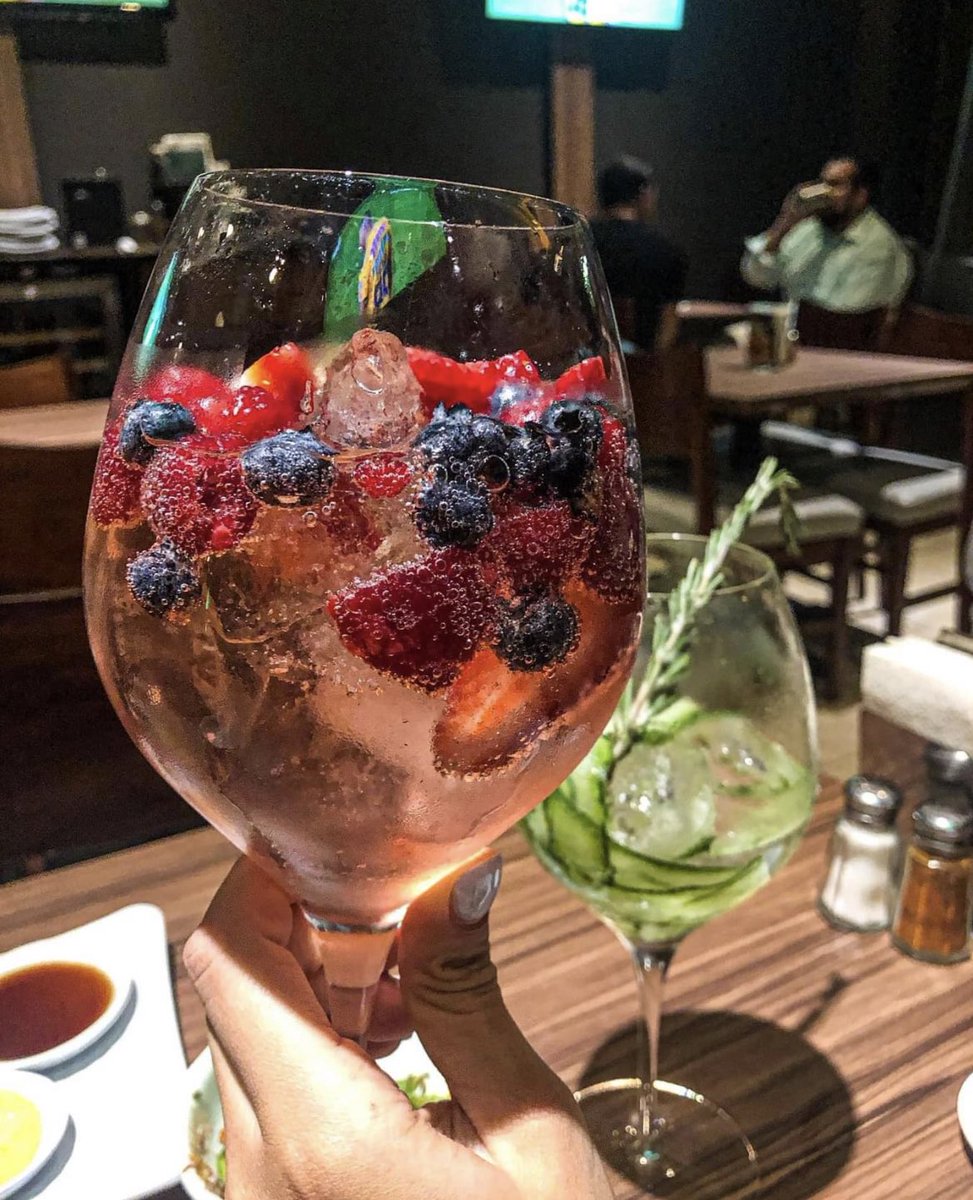 un gin tónic de frutos rojos y se me reinicia la vida 😍