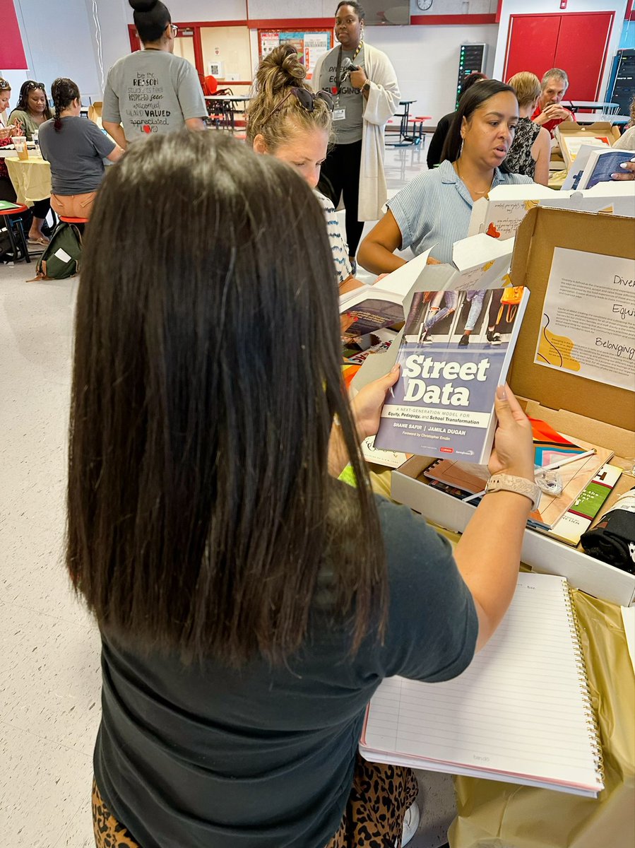 GoForTheHuynh's tweet photo. I am so honored to be apart of this amazing @SCSDDEB Team! I am excited to begin the work as a DEB Lead for @VanDuynChamps. #DEBLeadstheway

@SyracuseSchools https://t.co/tDGBzrH4Xp