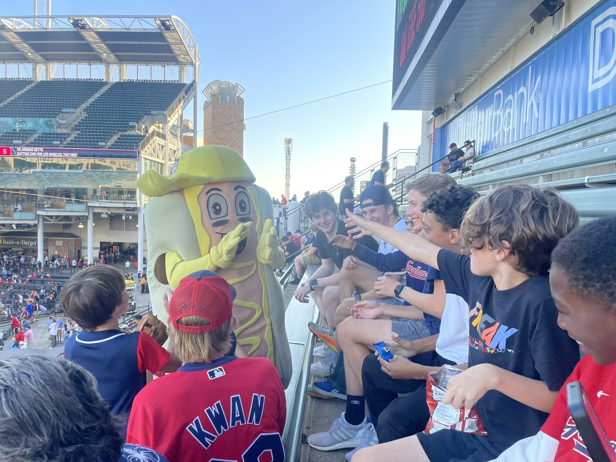 Arrupe kicks of the year with <a href="/CleGuardians/">Cleveland Guardians</a> baseball! 

#goguards! ⚾️