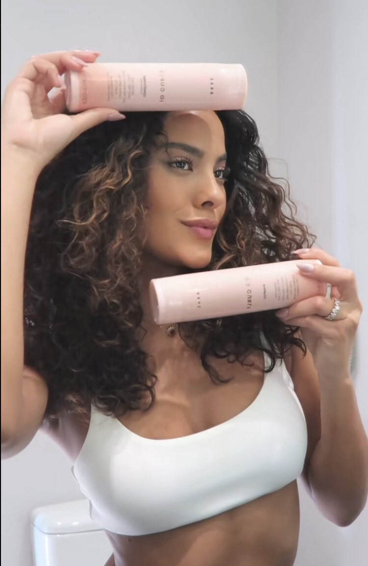 forbellacampos's tweet photo. Se tem autocuidado, tem @braehair , mais uma publi linda desta parceria incrível entre Braé e Bella!
A linha GO CURLY está com super desconto, aproveitem, o cupom é: #BELLA25 ✨
#bellacampos #braehair #braehaircare #gocurly https://t.co/aln69IcEdI