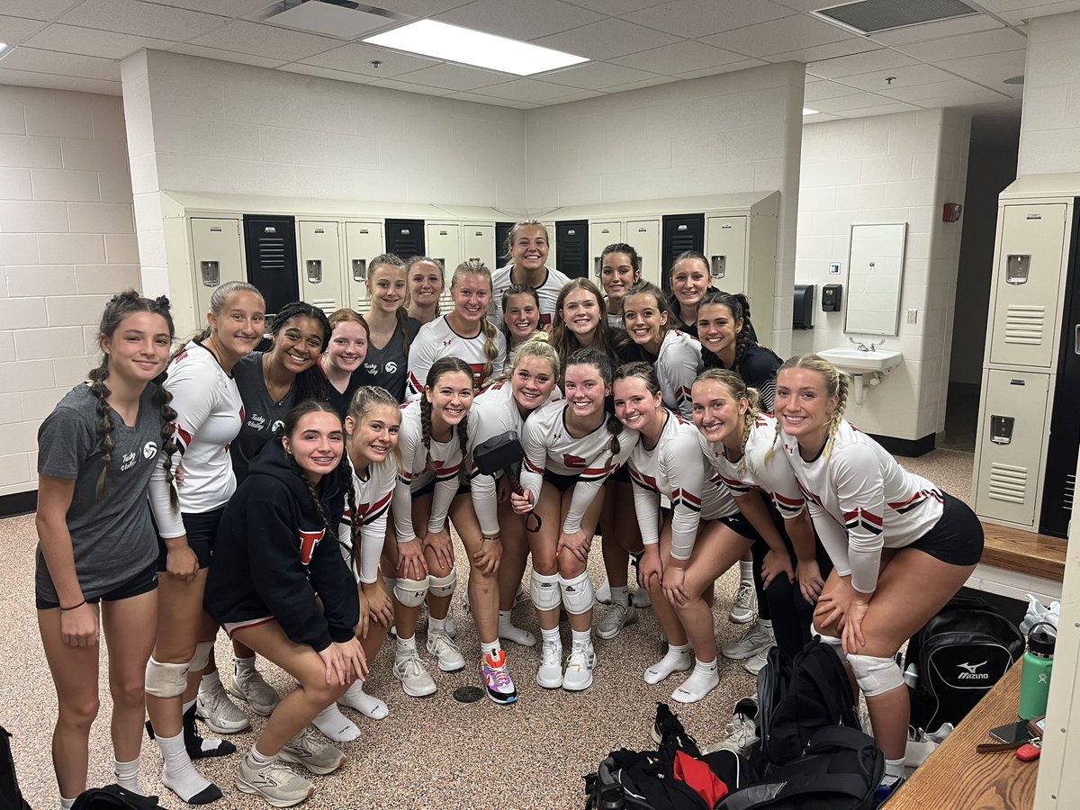TuskyVolleyball's tweet photo. Opened our season up with a sweep at Strasburg! Total team effort from both teams! https://t.co/eor6xJSHWi