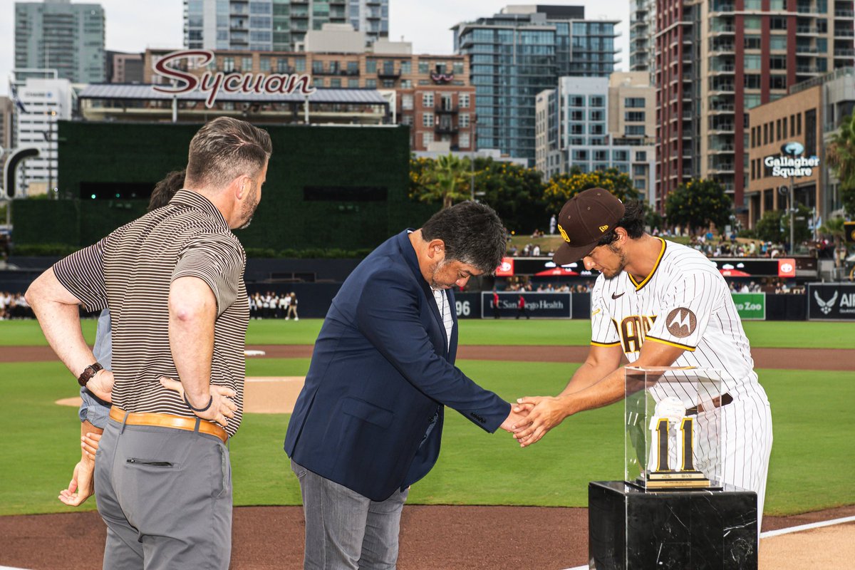 faridyu's tweet photo. 昨日の試合前に日本人MLB最多奪三振記録のセレモニーをしていただきました！
#Padres https://t.co/JAf5iJzCFI