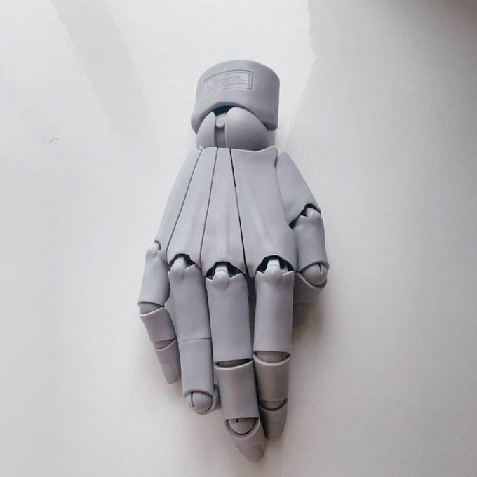 コトブキヤさん(@kotobukiyas )のハンドモデルが届き感動してる!すごい!すごく滑らかにうごく!!!!完全に「(これさえあれば…)」の顔をしてます。 