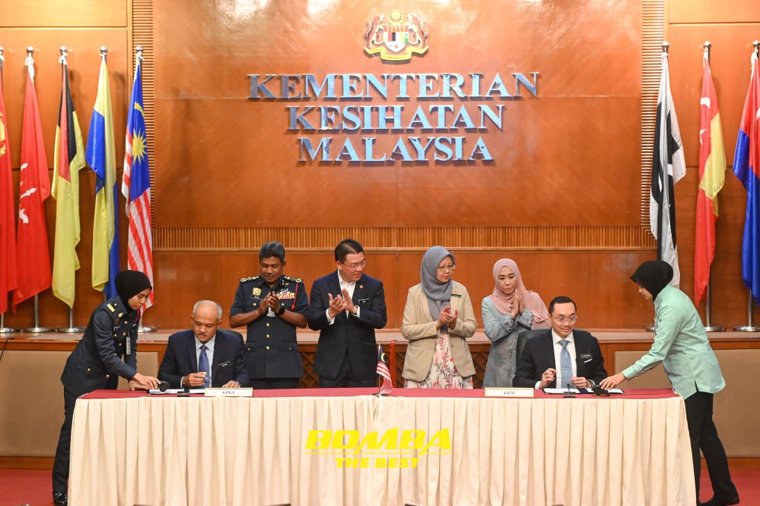 KP_bombaJBPM's tweet photo. Majlis menandatangani Nota Persefahaman (NoU) Kerjasama Strategik bidang Kesihatan &amp; Kebombaan antara KKM &amp; KPKT. Semoga jalinan kerjasama ini dapat memberi manfaat dalam penyampaian perkhidmatan yang terbaik kepada masyarakat @bombaJBPM @kpkt_gov https://t.co/nSAG6qwrWq