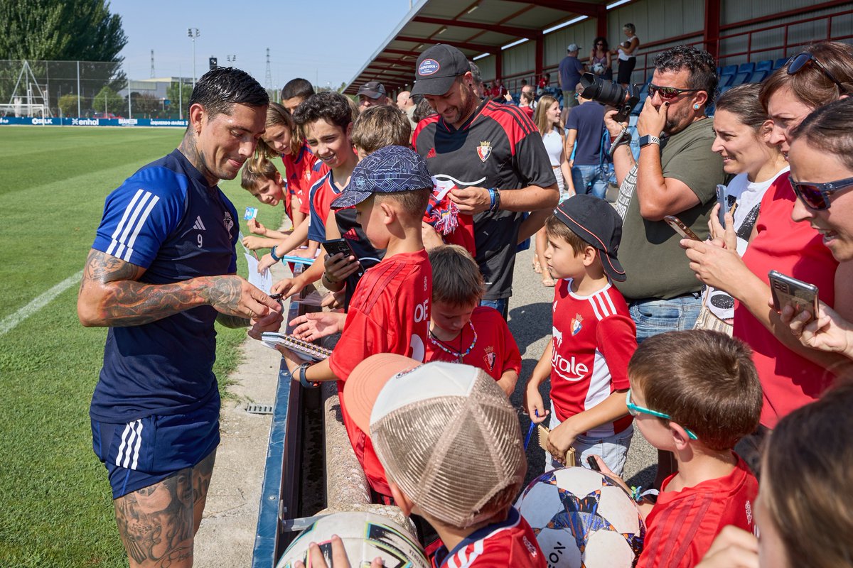 AthleticXtra's tweet photo. La afición de Osasuna mostró su apoyo al Chimy Ávila en el entrenamiento de ayer tras su expulsión ante el Athletic. “Ánimo Chimy”, se escuchó con fuerza. El jugador, con media sonrisa, saludó a los seguidores y levantó su brazo derecho como agradecimiento.

[@DiariodeNavarra] https://t.co/kQ7GubEF3F