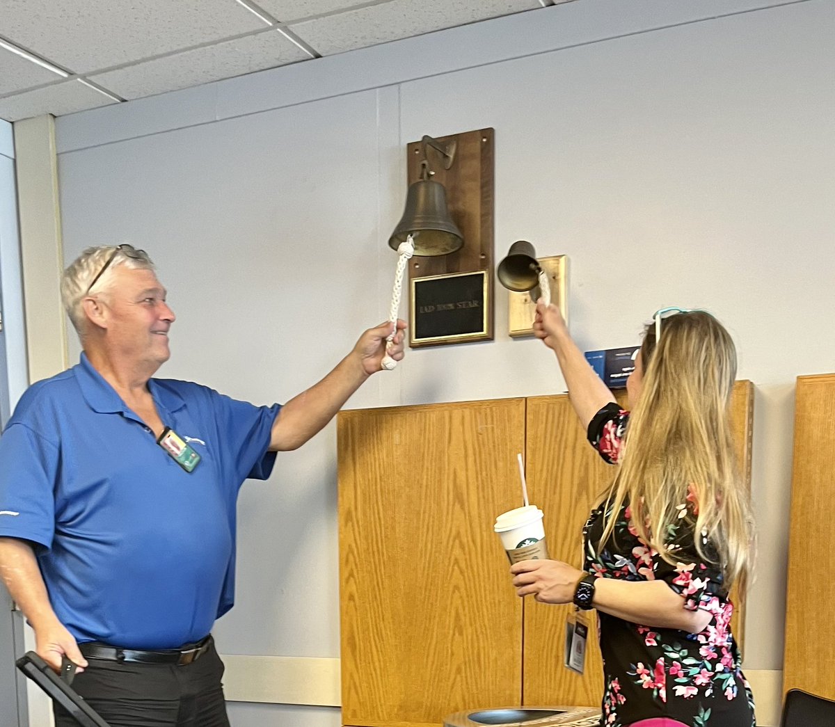 For Team IAD, it takes every single one of us in the boat, rowing in rhythm to achieve 100% STAR performance. Tech Ops HMC Don Deeds and Mesa Regional Manager Harley Brunson ringing the bells to celebrate! @weareunited @HenryatUnited @MikeHannaUAL @DJKinzelman @deck_68