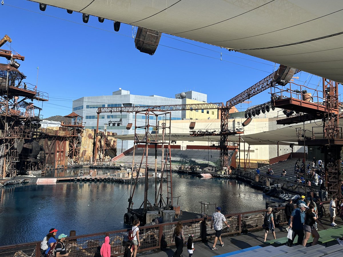 insideuniversal's tweet photo. The Waterworld stadium has added additional lighting for a rumored show for Horror Nights. @HorrorNights #UniversalHHN https://t.co/Z20lcfkK6j