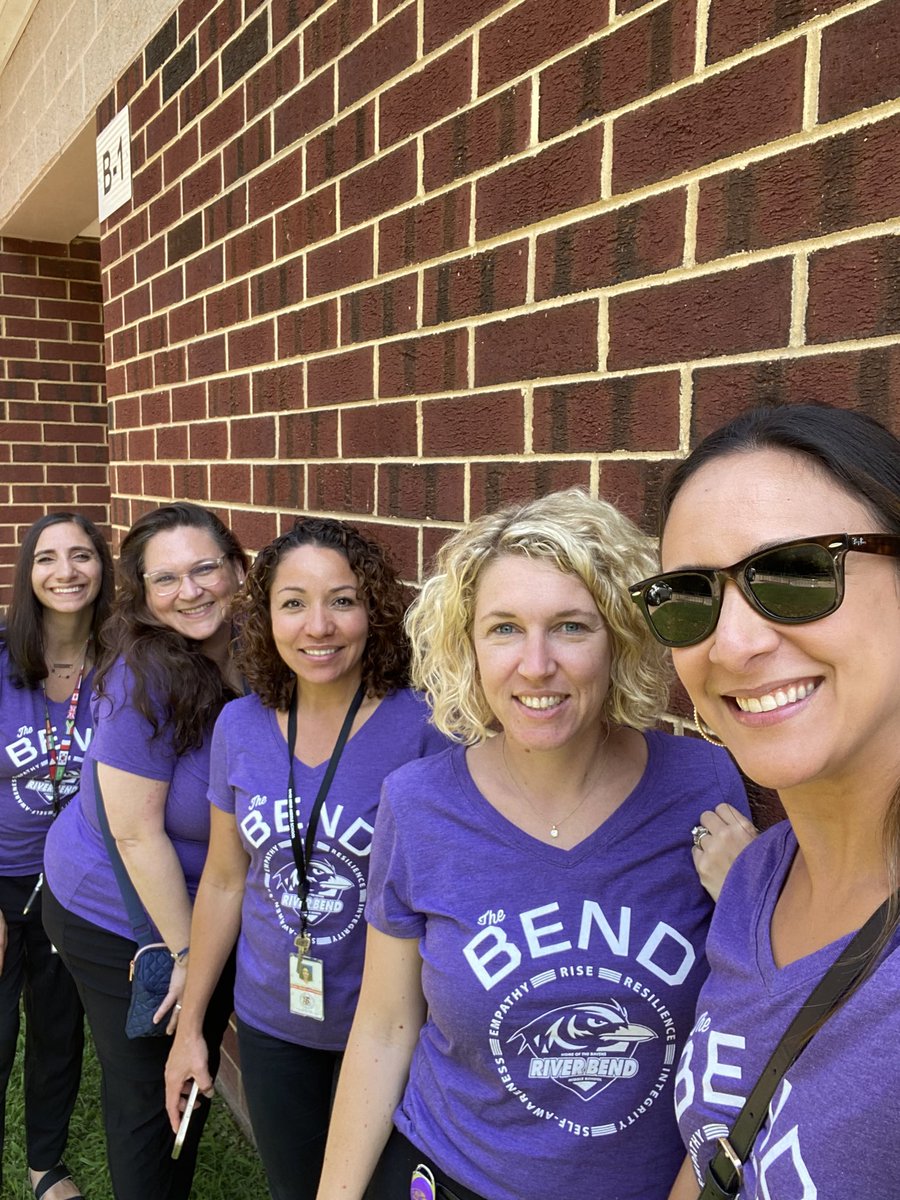 SenoraKeeton's tweet photo. Bienvenidos/Bienvenue/Willkommen, @RBMS_Official students! ❤️, your World Language teachers! https://t.co/aGvLYFuvQ1