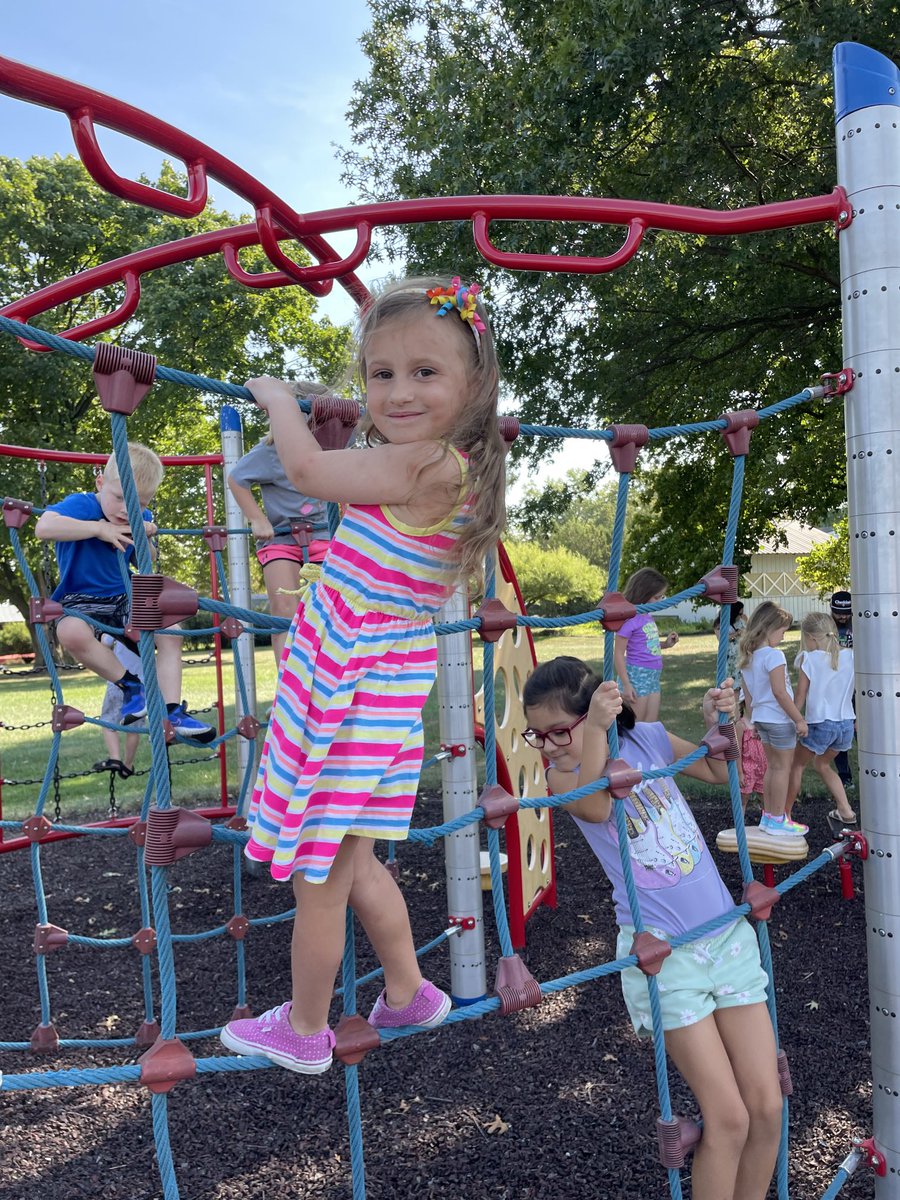 What a perfect evening to meet our kindergarten students for some playground fun! ⁦@GoMounts⁩