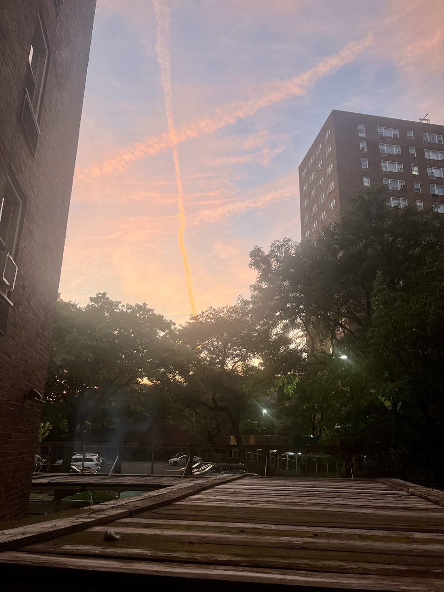 This VERTICAL “chem trail” in Harlem near 139th Street got me like wtf??!! #chemtrail #chemtrails #nature #environmental #fuckthis #whatthefuck #whatthehell #lookatthis #thehood #toxicair #toxins