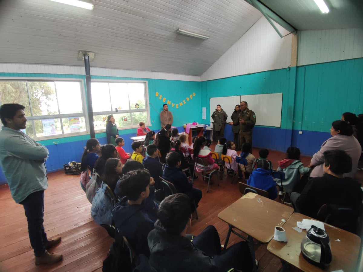 CarabAraucania's tweet photo. #Traiguén: A través de su Patrulla Comunitaria, Carabineros 3ª Comisaría concurrieron hasta el sector de #Molco, entregando a alumnos y profesores de la escuela rural recomendaciones preventivas y de autocuidado para evitar ser víctimas de delitos. #LaPrevenciónEsNuestraEsencia https://t.co/r5IyQ9POR9