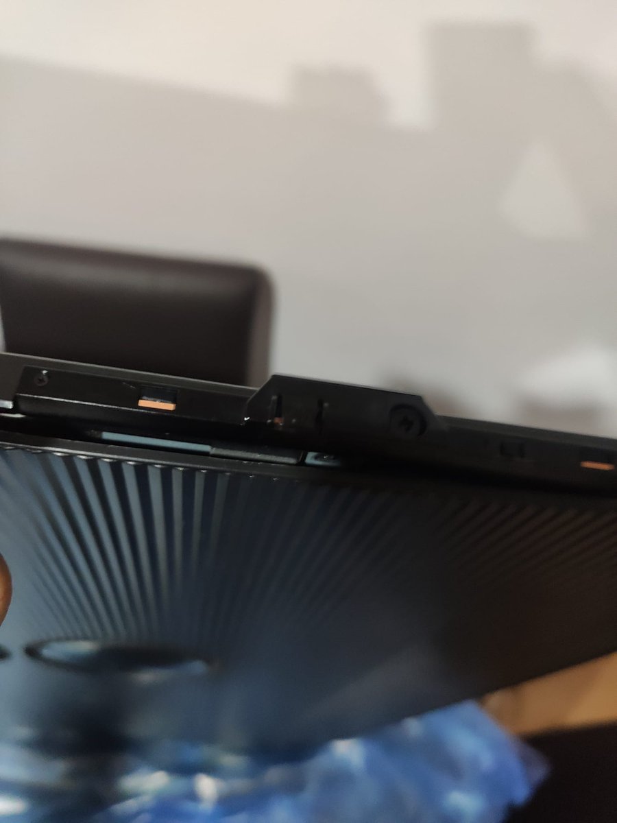 juancar14's tweet photo. VERGÜENZA lo de @SamsungEspana en la reparación de mi S95C comprada el 31/07 en su web oficial por 1800€. Recibo la TV y no enciende. Se la lleva el Servicio técnico y tras 2 semanas me la devuelven peor...Dos agujeros, golpes, panel mal encajado y no enciende. ¿Alguna solución? https://t.co/qly5xZIJHo