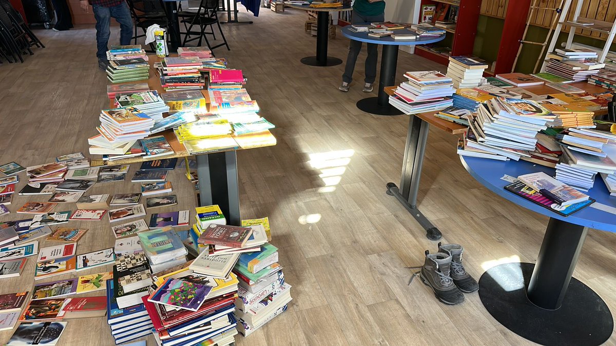 Este martes el equipo interinstitucional de Fomento Lector que se encuentra en la localidad de Toconao, efectuó trabajo práctico en el Centro de Recurso de Aprendizaje, CRA, del complejo educacional de Toconao, donde se armaron colecciones y espacios de lectura 📚🙌🏾.

#AquíSeLee