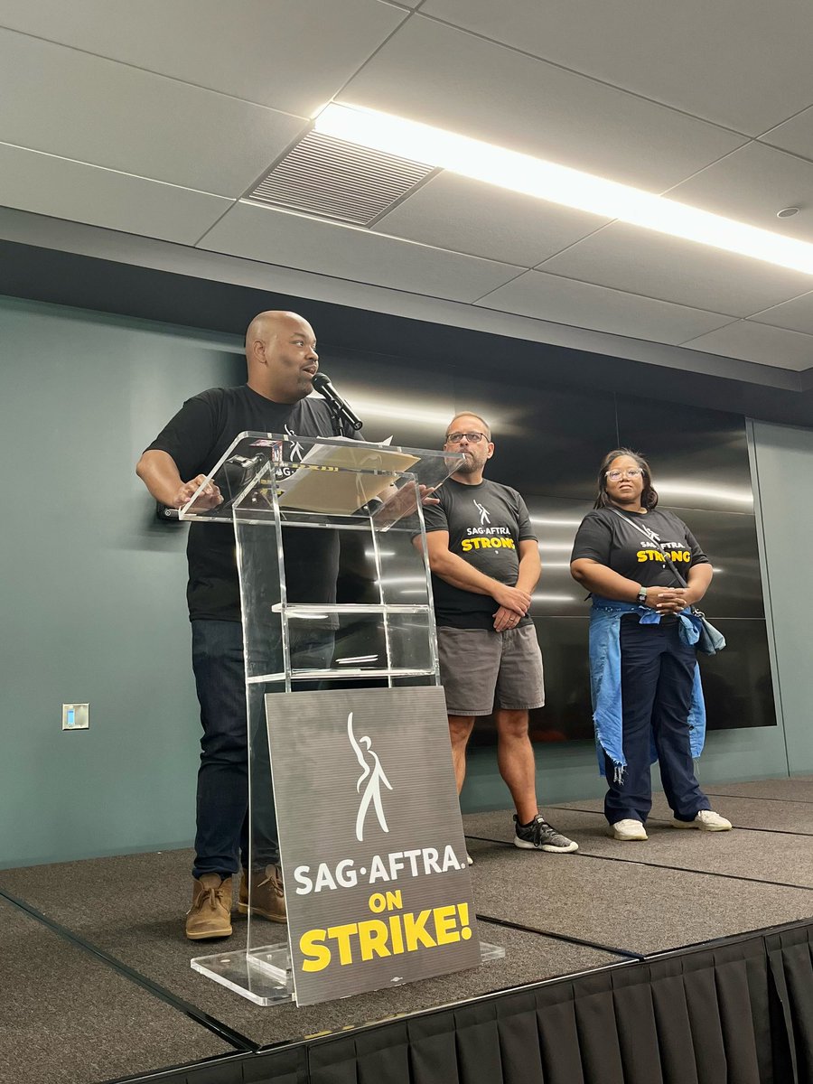 JasonMHoskins's tweet photo. Honored to spend the National Day of Solidarity with SAG-AFTRA members as well as the brothers and sisters of organized labor. Was able to share more about my legislation to bring good Union film jobs back to MI as we rallied in solidarity with the WGA and SAG-AFTRA strikes. https://t.co/P23nLjoxGI