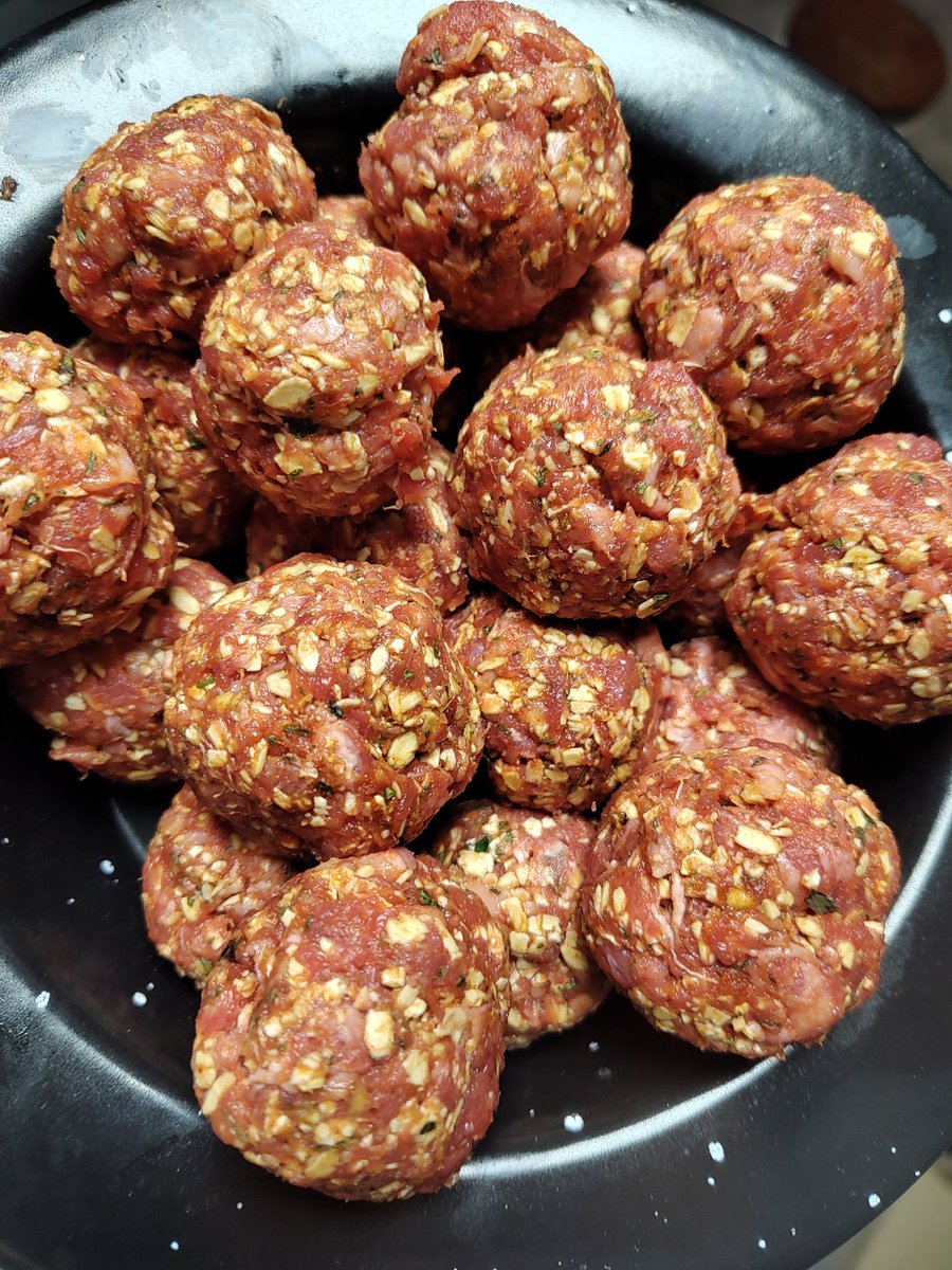 FMilanessi's tweet photo. Salen esos #Bolutips 
EDICION ESPECIAL ALBONDIGAS!
Comida de abuela si las hay, las albondigas pueden tener mucha magia! 
Tradicionalmente habia que hacer rendir la carne, por eso se acostumbre ponerle extras como huevo y pan rallado/avena.
Sigue!👇🏻 https://t.co/xZWkB6WaxN