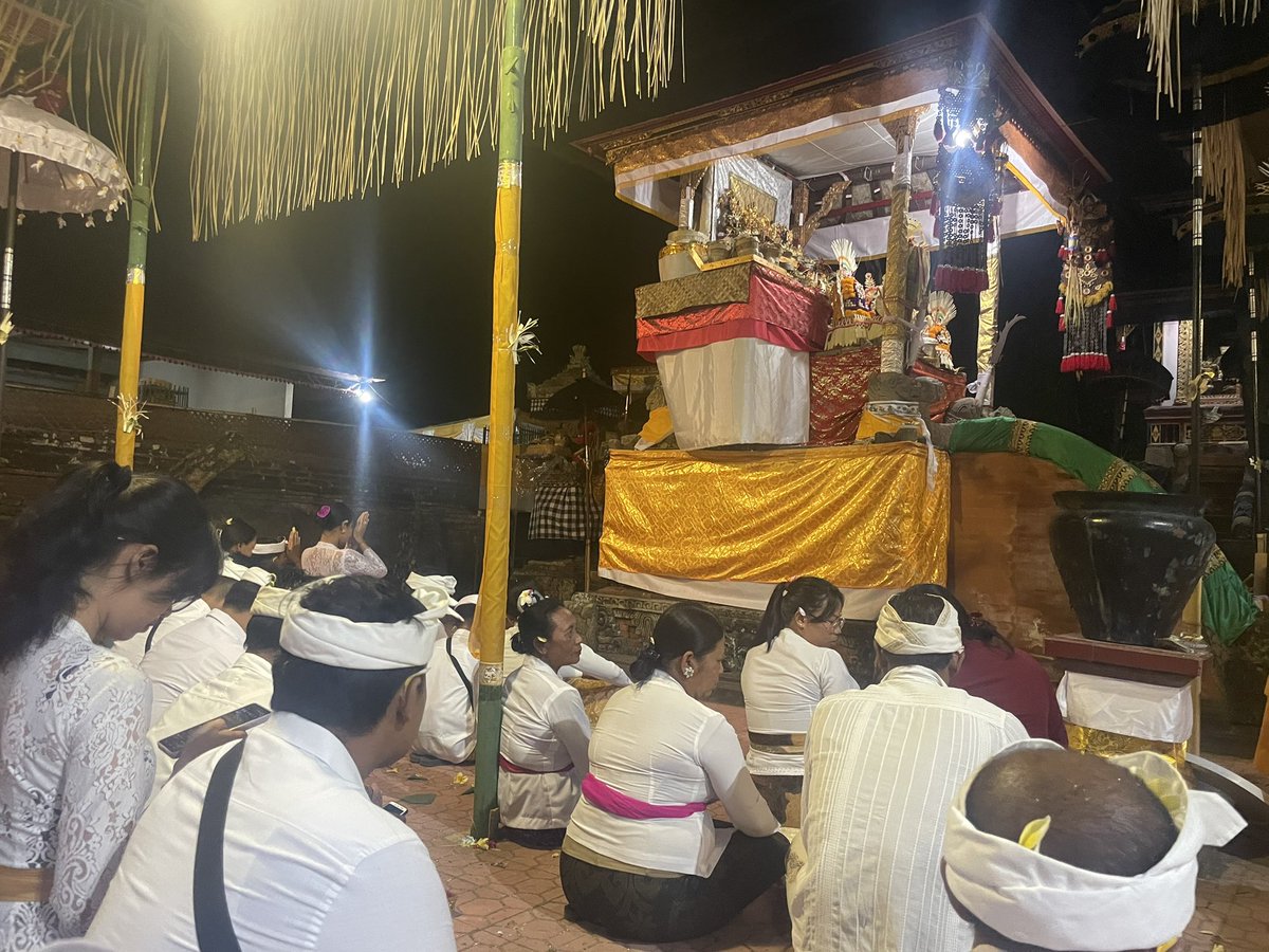 karisma_bali's tweet photo. 昨日、村のお寺のオダランに行って、祈りを捧げました
オダランとはお寺の創立記念祭の事です。バリ島の暦、ウク暦（210日1年）を用いて行われています
#オダラン #odalan #お祭り #創立記念祭 #寺院 #バリ島 #bali #バリ島ガイド #バリ島生活 #バリ島情報 #縁切 #カリスマバリツアー #karismabalitour https://t.co/a3eZz1XyMR