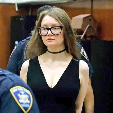 CrimesReais's tweet photo. “O crime compensa” Como uma jovem fingiu ser uma falsa herdeira milionária para roubar bancos, hotéis, pessoas ricas e ganhar uma série na Netflix: https://t.co/vkJwwppqB4