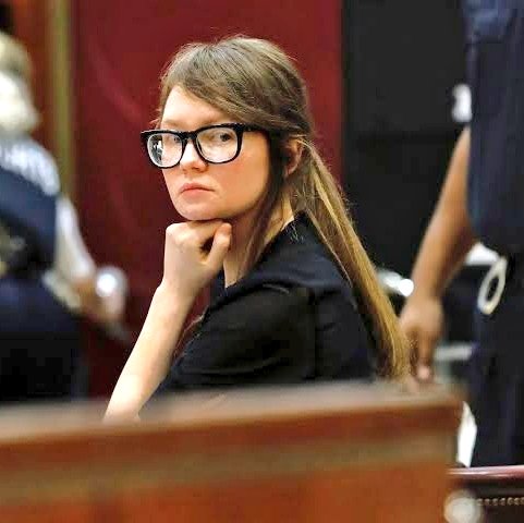 CrimesReais's tweet photo. “O crime compensa” Como uma jovem fingiu ser uma falsa herdeira milionária para roubar bancos, hotéis, pessoas ricas e ganhar uma série na Netflix: https://t.co/vkJwwppqB4