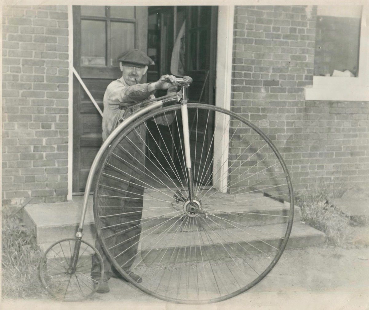 DalaTown's tweet photo. Lindsborg machinist and inventor Henry Lungstrom purchased and operated this small steam locomotive, providing free rides for children. The midget engine now resides in southeast Missouri. 
#lindsborg #dalatown #Noplacelikeks #onlyinkansas #steamlocomotive https://t.co/sJFXaTqakk