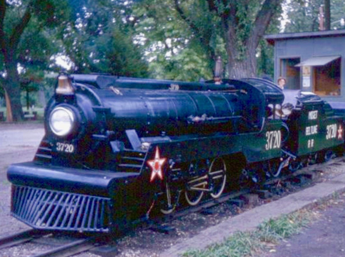 DalaTown's tweet photo. Lindsborg machinist and inventor Henry Lungstrom purchased and operated this small steam locomotive, providing free rides for children. The midget engine now resides in southeast Missouri. 
#lindsborg #dalatown #Noplacelikeks #onlyinkansas #steamlocomotive https://t.co/sJFXaTqakk