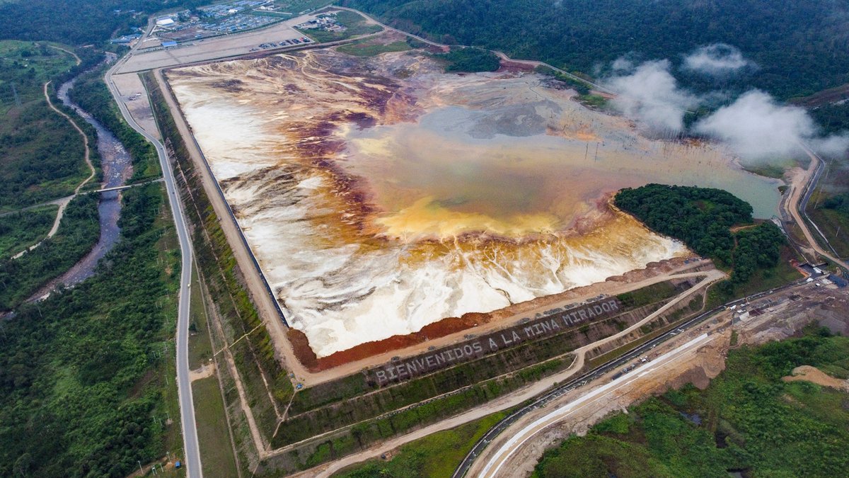 FNAntiminero's tweet photo. MIRADOR, la mina más grande de Ecuador tiene el 2do dique de desechos tóxicos más grande del mundo (370 millones de m3). El dique se construyó con el método más barato y peligroso, denuncian científicos. El desastre es inminente. Nota de @revistaPlanV 👇 
https://t.co/jGmmI8tUom https://t.co/JjjN114UG3