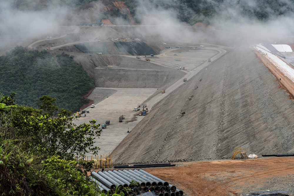FNAntiminero's tweet photo. MIRADOR, la mina más grande de Ecuador tiene el 2do dique de desechos tóxicos más grande del mundo (370 millones de m3). El dique se construyó con el método más barato y peligroso, denuncian científicos. El desastre es inminente. Nota de @revistaPlanV 👇 
https://t.co/jGmmI8tUom https://t.co/JjjN114UG3