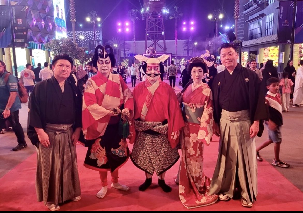 ougi_muneyama's tweet photo. 5回公演を終え無事に帰国致しました。
スタッフの皆様はとても親切な方ばかりでリヤドを離れる際にはとても名残惜しかったです…
昨年に引き続き今回も貴重な経験をさせていただきました‼︎
#立花志十郎 さん
#若月亮 さん
#椿正範 さん
#みつや さん
#宗山流扇
#サウジアラビア
#リヤド
#JAPAMURA https://t.co/BYDdQDGxCt