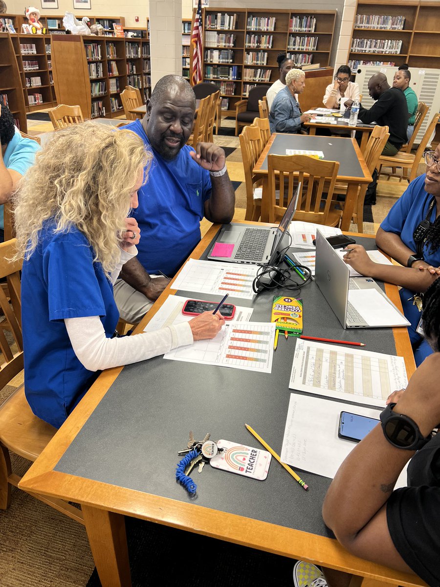 SWPatriots's tweet photo. Todayโs Pop Up PL. Personalize Learning: Goal Setting using Student Data Trackers. The attendees were given the opportunity toโPracticeโ individual student conferences. #DailyEvidence #Southwestblessed #EverydayUbuntu #MosaicView #Built4Bibb https://t.co/xhoCuPbgtl