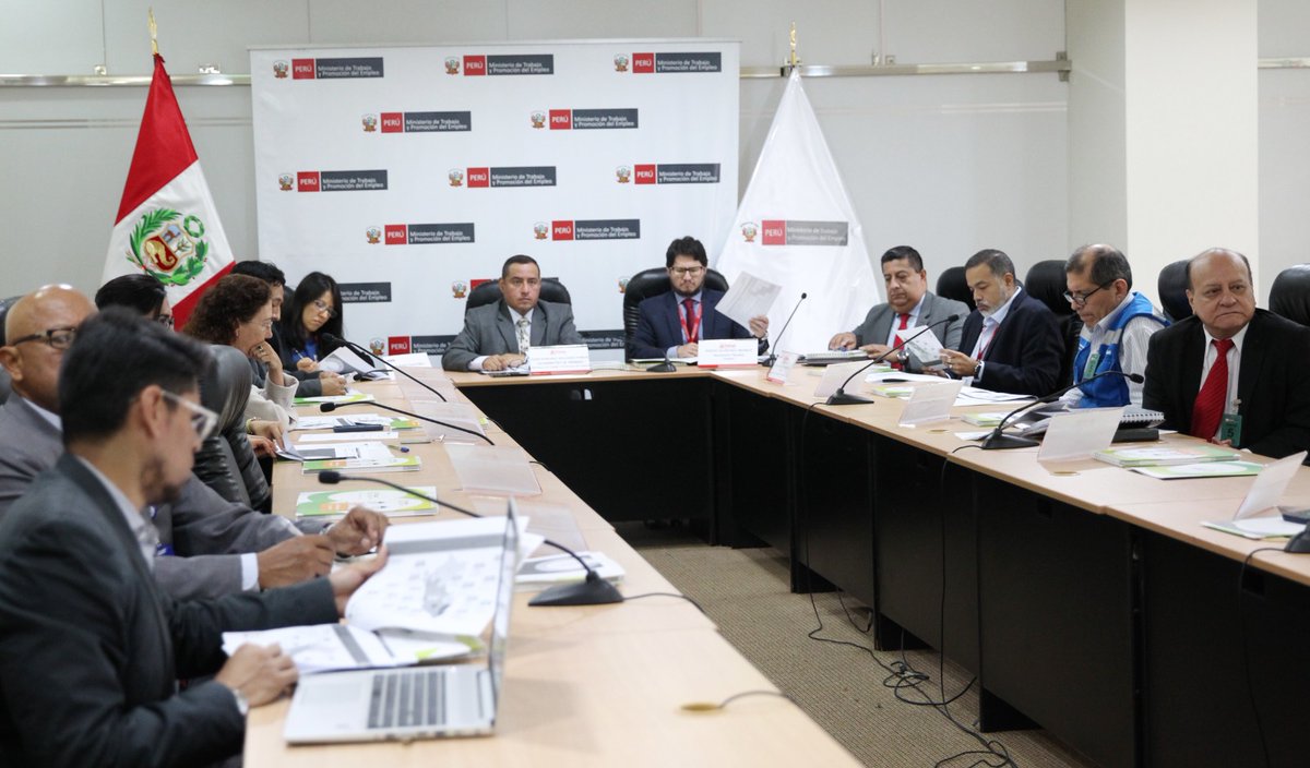 MTPE_Peru's tweet photo. El viceministro de Trabajo, Juan Navarro Pando, lideró la sesión ordinaria N.° 89 del Consejo Nacional de Seguridad y Salud en el Trabajo (#CONSSAT), la cual analizó el estado situacional de los 26 Consejos Regionales de SST, en el marco de la estrategia de seguimiento. https://t.co/H0jT5bWeSv