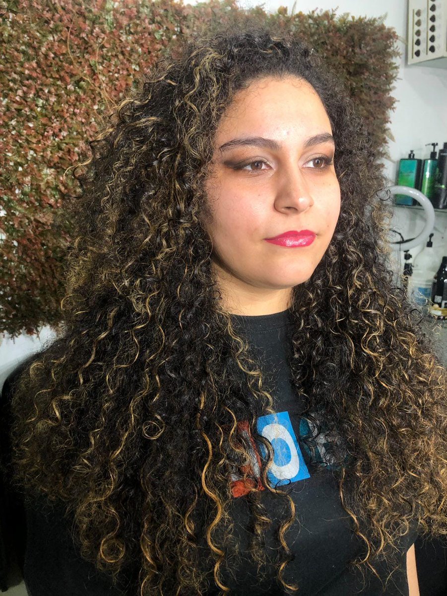 paradisetete's tweet photo. Recém o "ensaio" que o meu cabeleireiro fez cmg após meu cabelo pronto, chegou em minhas mãos https://t.co/V8wvGG1Izj