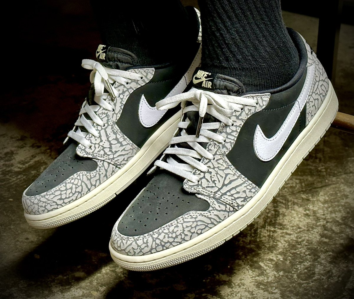 DJKingJam's tweet photo. ππ€π©Άπ€ #Mailcall #kotd
Took a few tries, but theyβre finally home with me πππΌ
@Jumpman23 @Nike #yoursneakersaredope #barstoolpic #wdywt #snkrsliveheatingup #snkrskickcheck #NikeAir #AirJordan #Jordan1low #AJ1 #OG #OGLow #swoosh #sneakerhead #elephantprint #Jordan1 #Jordans https://t.co/aSGYm5ZwHI