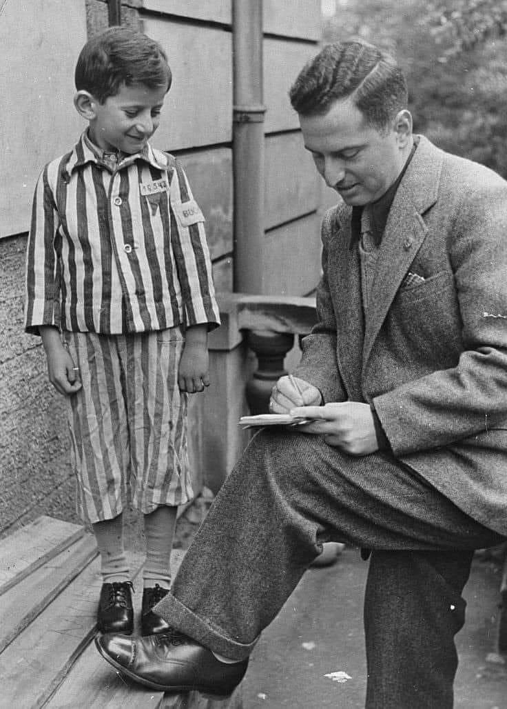 FotosDeFatos's tweet photo. O menino Joseph Schlipstein de 4 anos era o mais jovem prisioneiro libertado do campo de concentração de Buchanwald.

Ele era considerado um dos mais jovens sobreviventes do Holocausto. Se salvou, inicialmente, porque estava escondido pelo pai em uma mala e, por isso, não foi descoberto.

Porém, mais tarde, foi descoberto pelos guardas do acampamento que, felizmente e tocados por alguma dose de humanidade, gostaram dele e o tratavam como o mascote do campo. Fato raríssimo este.

Na imagem ele foi visto aos 7 anos, vestindo o uniforme de prisioneiro, quando foi entrevistado por um jornalista americano em 1948.

Felizmente Joseph pôde contar sua história ao mundo.