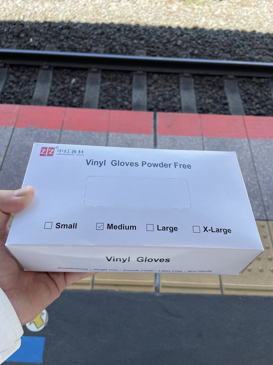 marchin0928's tweet photo. 所用で市役所に行ったら、ビニール手袋を無料配布してた。コロナで大量発注して余ったのかな？使わせてもらいます。 https://t.co/md4UUR4xXx