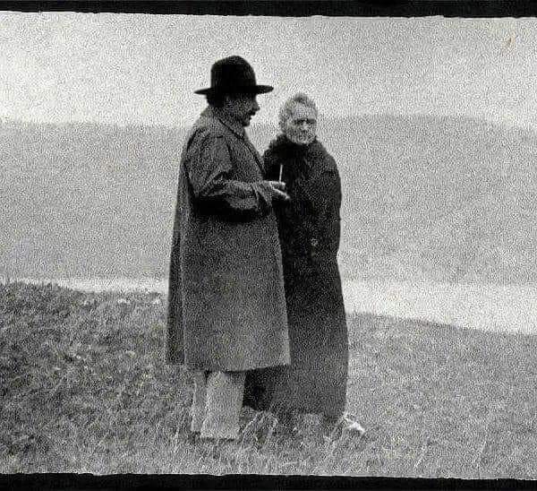Albert Einstein y Marie Curie charlando junto a un lago (1929).
#MarieCurie #AlbertEinstein #Ciencia