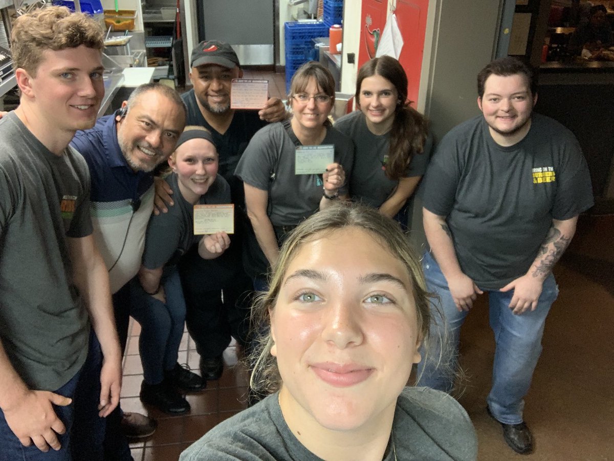 WillySandoval40's tweet photo. Team Batavia! 3 ATL’s Today executing great behaviors to bring back guest and play restaurant! #chilislove#midwestisthebest https://t.co/rv1pXDnTex