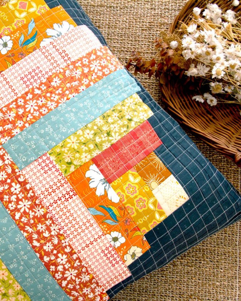 ArtGalleryFab's tweet photo. Stackable, portable, and oh-so-cozy, these pillows transform Log Cabin blocks into boho chic decor. Whether for guests or as a leg rest, it’s not just functional, but charming as well. 💙
https://t.co/LkDsZ52SV3
#PatchworkPillow #AGFGloria #BohoChicDecor #ArtGalleryFabrics https://t.co/CU7TiPKueu