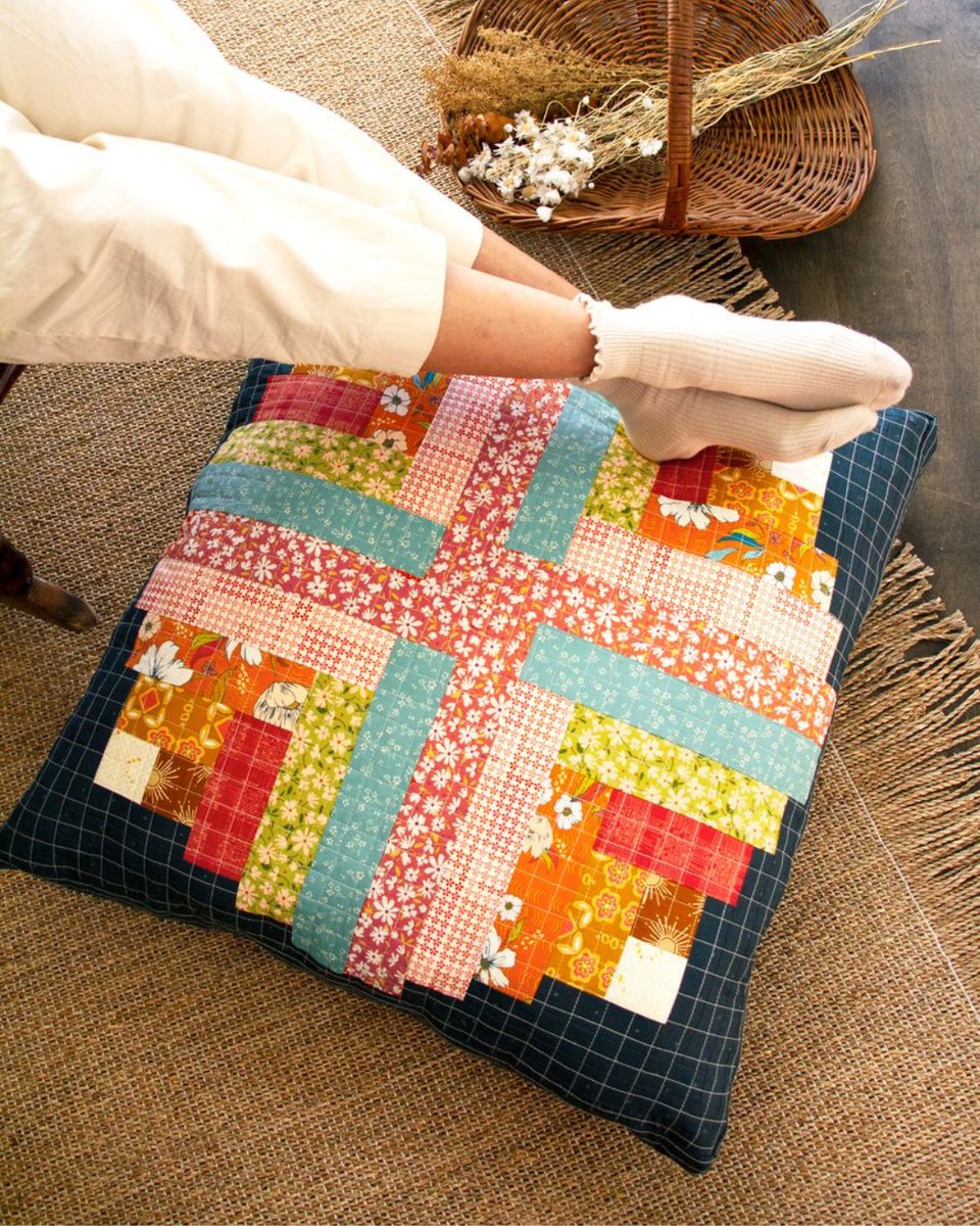 ArtGalleryFab's tweet photo. Stackable, portable, and oh-so-cozy, these pillows transform Log Cabin blocks into boho chic decor. Whether for guests or as a leg rest, it’s not just functional, but charming as well. 💙
https://t.co/LkDsZ52SV3
#PatchworkPillow #AGFGloria #BohoChicDecor #ArtGalleryFabrics https://t.co/CU7TiPKueu