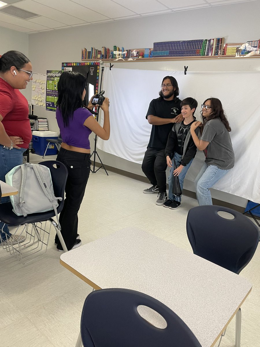 lion_yearbook's tweet photo. Lionβs Lair staff setting up studio equipment and taking pictures of each other. It was a blast watching them have fun and learn about the basics of studio photography. ππ¦πͺπΌπ₯ππΈππ©΅π€π€β€οΈπππ€πΌβπΌ #wecalltheshots #smalltownvibes #lionpride #photography https://t.co/WUFDIajRwT