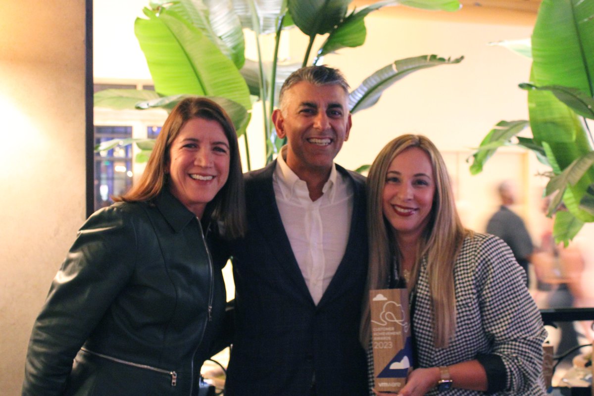 Congratulations to the VMware Customer Achievement Award winners at #VMwareExplore. I had the honor of recognizing the Innovators and Heroes Americas award winners this week in Las Vegas. Putnam Investments, ADT, OSDE, City of Edmonton, and Boeing. lnkd.in/gi3S_mz6