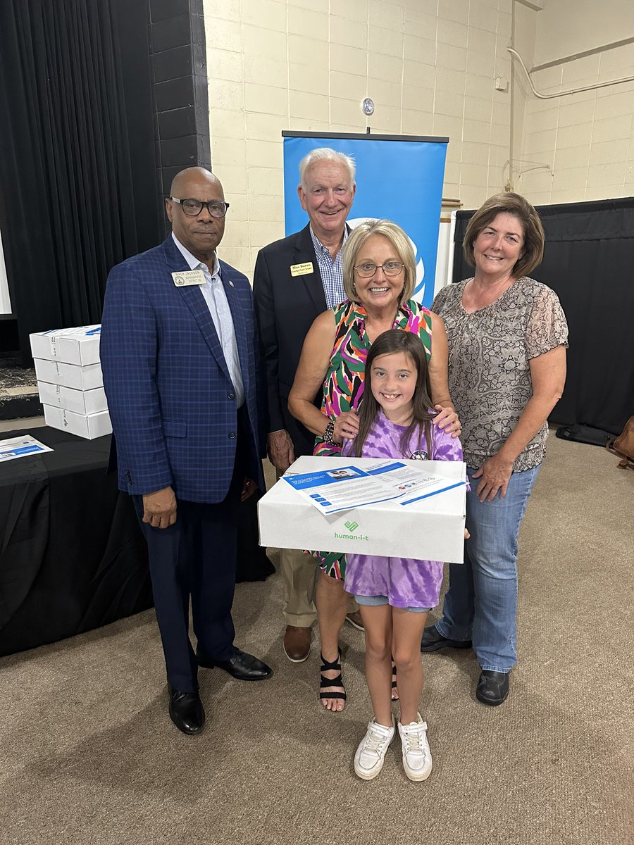 Great day in Gibson alongside Family Connections and Communities In Schools of Glascock Co. to distribute 75 laptops to local students! Proud to help close the digital divide by providing students with the digital tools they need to thrive in the classroom and beyond. #ATTImpact