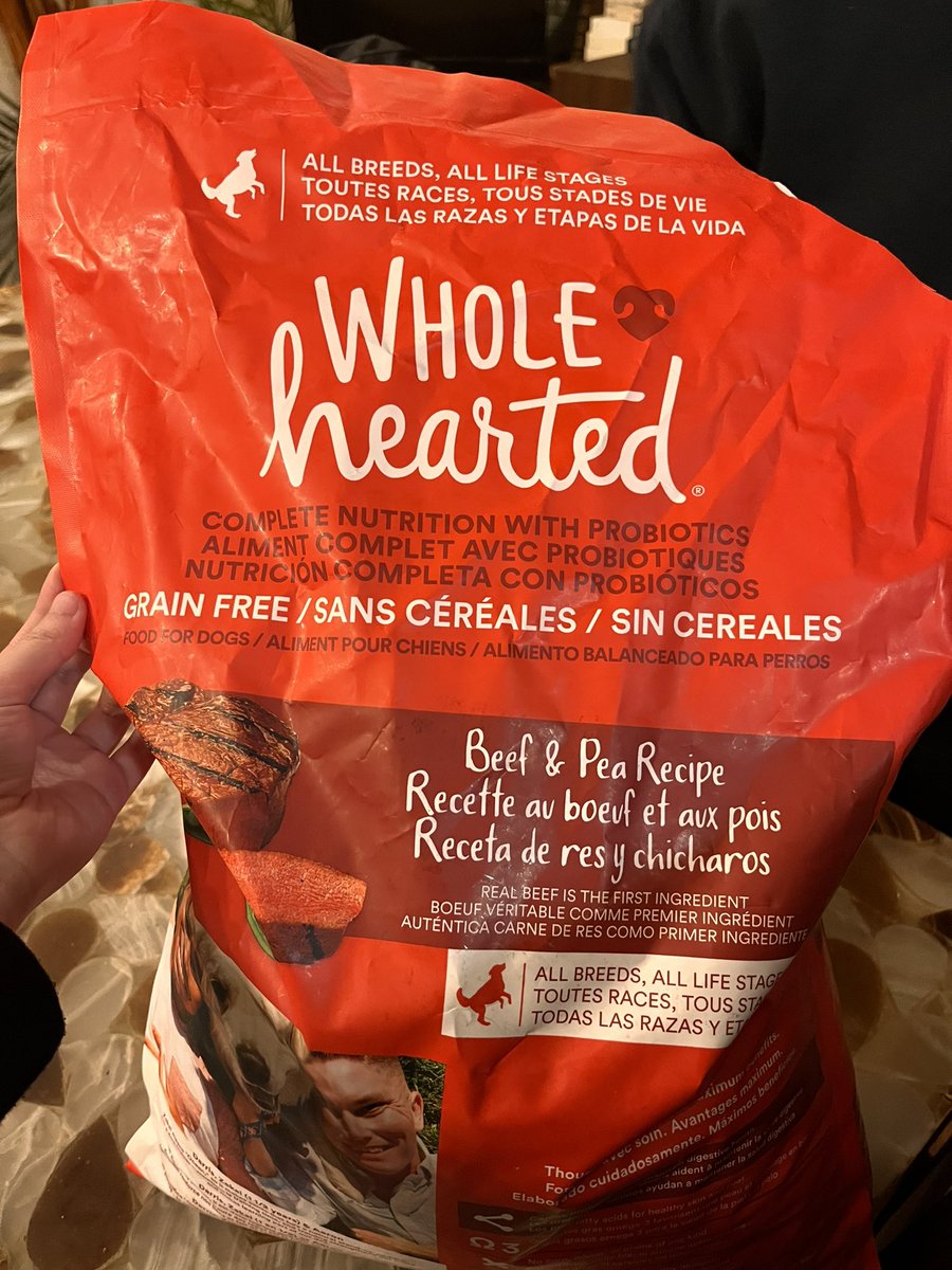 mantecoon's tweet photo. @PetcoMexico @Petco    compré unas croquetas Whole Hearted que estaba sellada correctamente en Petco Universidad y venían con chocolates de fábrica , tengan mucho cuidado con sus perros. https://t.co/W0dRHQ5E5j