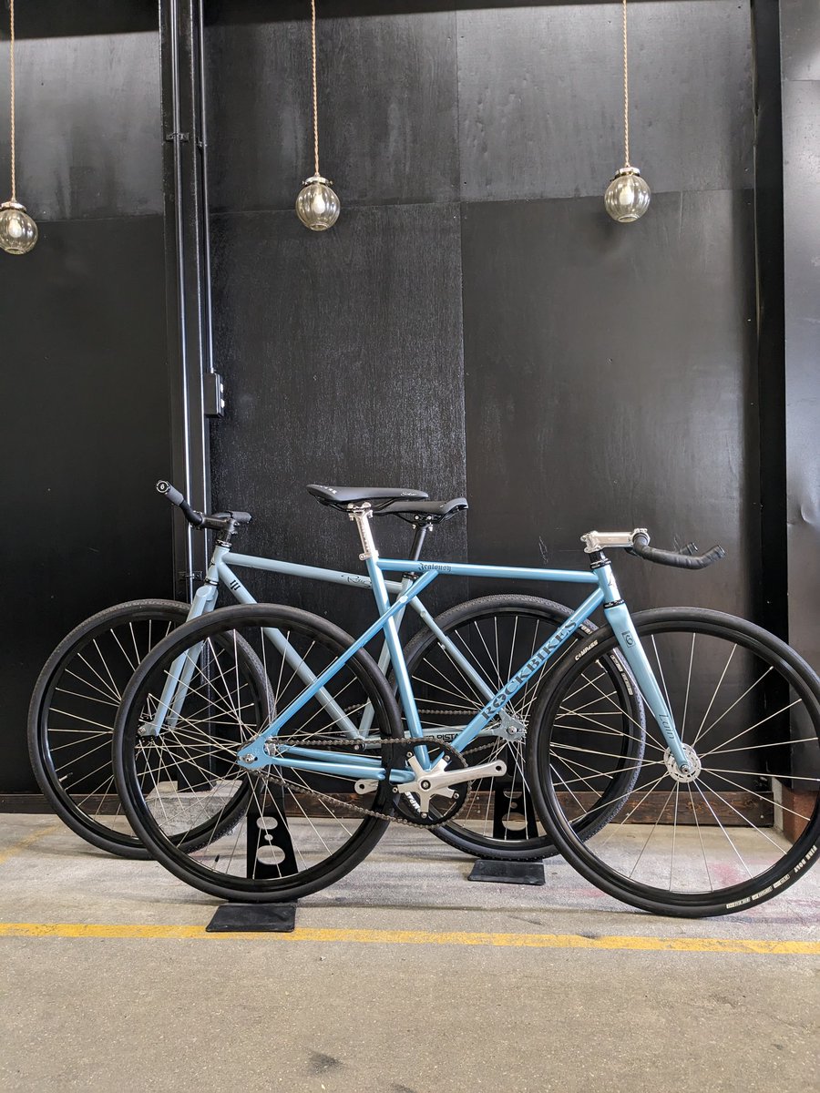 ROCKBIKES_home's tweet photo. RIZERとJEALOUSY。
こうやって並べるとパシユートとスローピングの違いが分かり易いですね。
#ROCKBIKES
#rockbikesrizer
#rockbikesjealousy
#sixthcomponents
#masterpista
#pista #fixedgear #trackbike #pursuit #singlespeed #trackcross #freestylefix https://t.co/CH9di553H4
