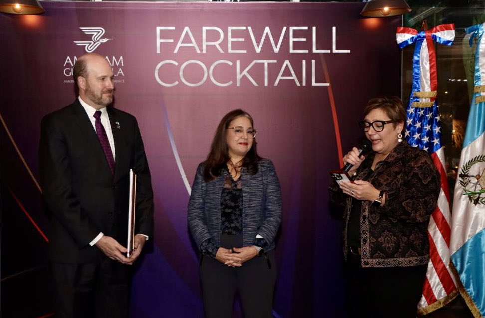 AmChamGT's tweet photo. “Estamos agradecidos por la contribución invaluable del Embajador William Popp para promover el comercio entre nuestros países”, comentó nuestra Directora Ejecutiva @WaleskaSterkel.
#EmbPopp #FarewellCocktail #Networking #AmChamGT https://t.co/PsHA79BPr5