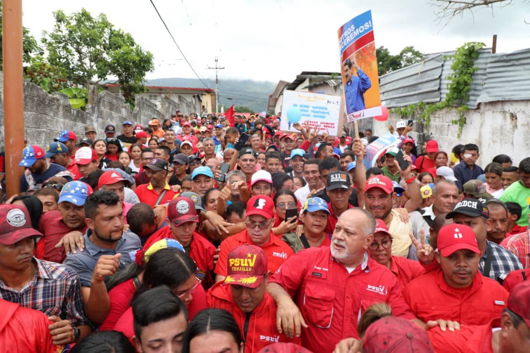 Bendecida tierra del Doctor José Gregorio Hernández con hombres y mujeres de fe que salen a la calle con firmeza y voluntad a defender la Paz de Venezuela. La nobleza y fuerza Bolivariana del Pueblo de Isnotú en el estado Trujillo, no tiene comparación. ¡Mi abrazo!