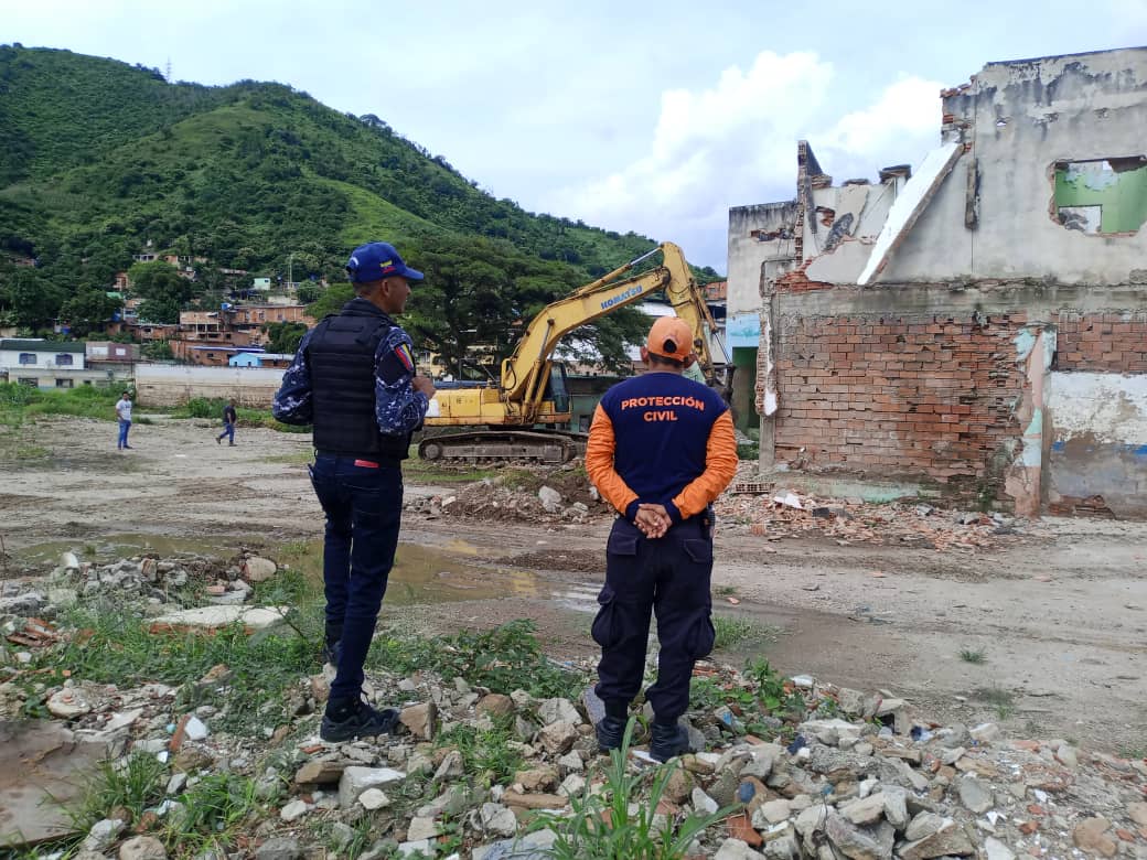 OSCARH2010's tweet photo. #ConsensoDeVenezuela Borrando las heridas físicas, para que se sanen las del alma. Por instrucciones del Alc. @regulolacruz  "PC" se desplazó a la demolición del inmueble afectado el pasado 8 Oct. Aseguramos el área y Vimos caer y cerrar otra herida #Venceremos #LaNuevaTejerías https://t.co/fEQy8CEH3g