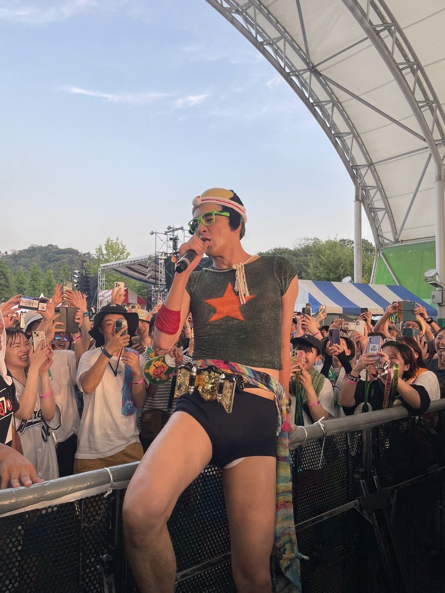 _ca__sa_'s tweet photo. 2日目の四星球が大優勝だった🙋♀️✨
ほんま楽しすぎた!!!
四星球行く前に喧嘩みたいになったけど、四星球見に行ってわちゃわちゃしたらいつの間にか元に戻ってた🤣🤣
ふざけてナイト行きた過ぎる🥺🥺🥺
#MONSTERbaSH2023
#モンバス
#四星球
#コミックバンド
#ちょんまげマン https://t.co/0NeorLJxEO